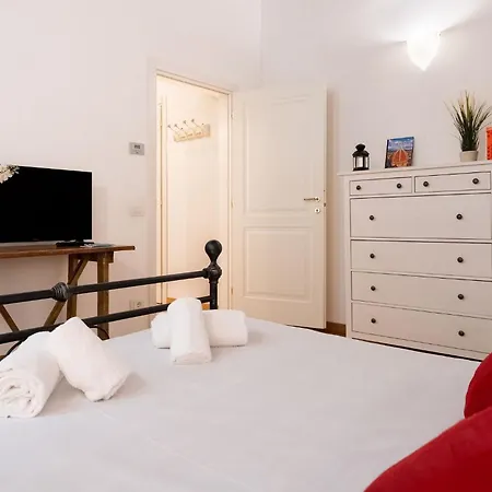 Keys Of Italy -monalda Small-1br By Palazzo Strozzi Florença