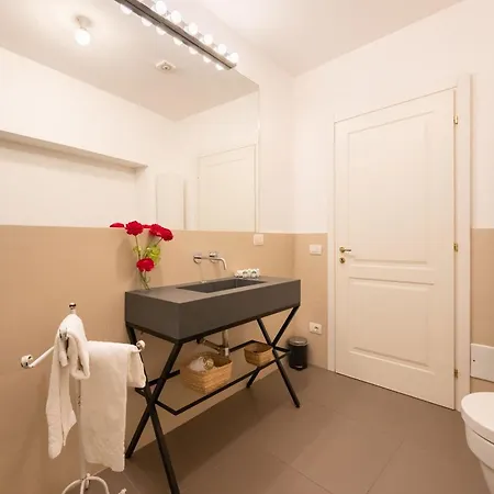 Keys Of Italy -monalda Small-1br By Palazzo Strozzi Florence